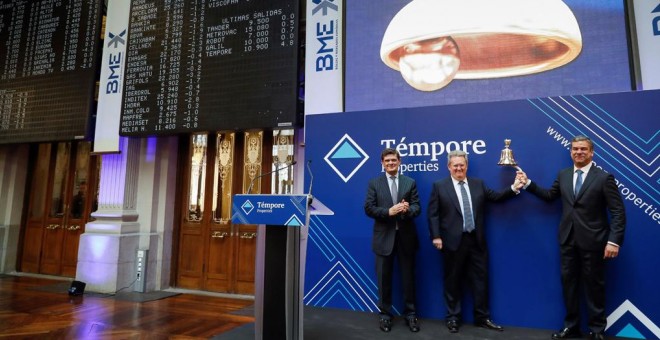 El consejero delegado de Témpore Properties, Nicolás Díaz Saldaña (d), el presidente Juan Dios (c), y el presidente de Sareb, Jaime Echegoyen (i), realizan el tradicional toque de campana para el estreno de la socimi del banco malo en el Mercado Alternati