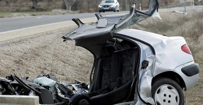 estado de un coche tras un accidente en la N-122. - EFE