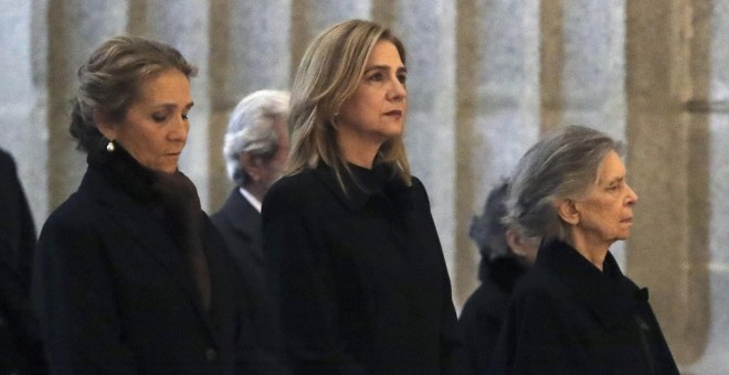 La infanta Cristina, y la Infanta Elena, durante la misa por don Juan de Borbón en el 25 aniversario de su muerte. EFE