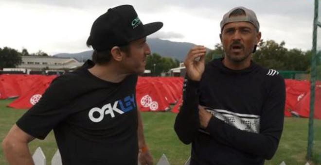 Luis Enrique charla con el ciclista Ibon Zugasti en un vídeo de YouTube.