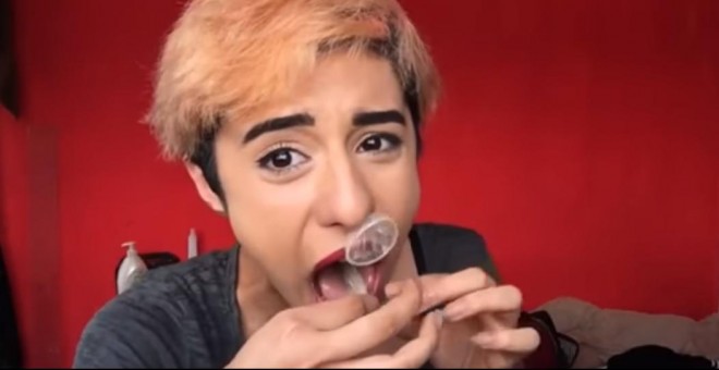 Una youtuber realizando el reto de inhalar un condón. YOUTUBE