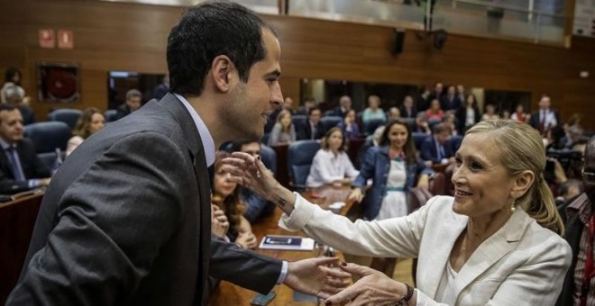 El portavoz de Ciudadanos, Ignacio Aguado, y la presidenta de la Comunidad de Madrid, Cristina Cifuentes / EFE