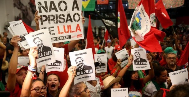 Simpatizantes del expresidente Luiz Inácio Lula da Silva siguen hoy, miércoles 4 de marzo de 2018, desde la sede del sindicato de los metalúrgicos el análisis de la Corte Suprema de si le concede o no un 'habeas corpus' al expresidente, en Sao Paulo (Bras