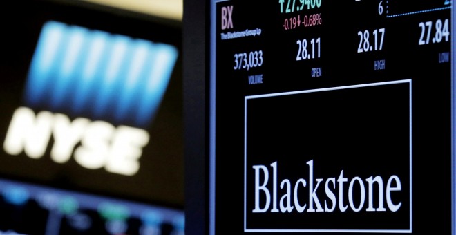 El logo y la cotización del fondo Blackstone, en un monitor en la bolsa de Nueva York, en Wall Street. REUTERS/Brendan McDermid