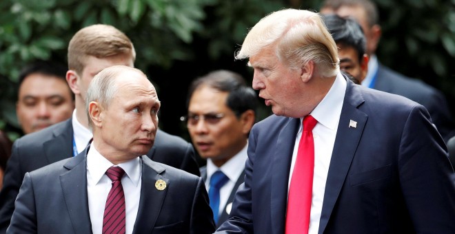 El presidente de EE UU., Donald Trump, y el presidente de Rusia, Vladimir Putin, en la cumbre de APEC en Danang, Vietnam. REUTERS