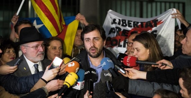 El ex conseller de la Generalitat de Cataluña, Toni Comín, habla ante la prensa en Bélgica. AFP