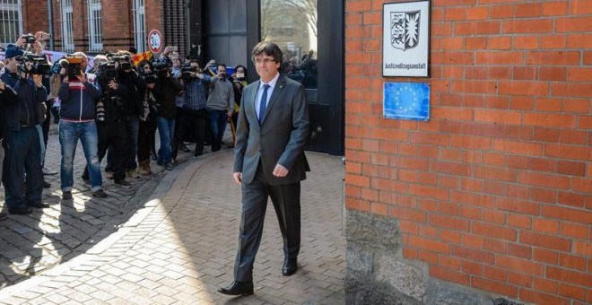 El expresidente de la Generalitat de Cataluña Carles Puigdemont (d) abandona la cárcel de Neumünster en Alemania, hoy, 6 de abril de 2018. Puigdemont ingresó en prisión el pasado 25 de marzo tras ser detenido en aplicación de la euroorden dictada por Espa