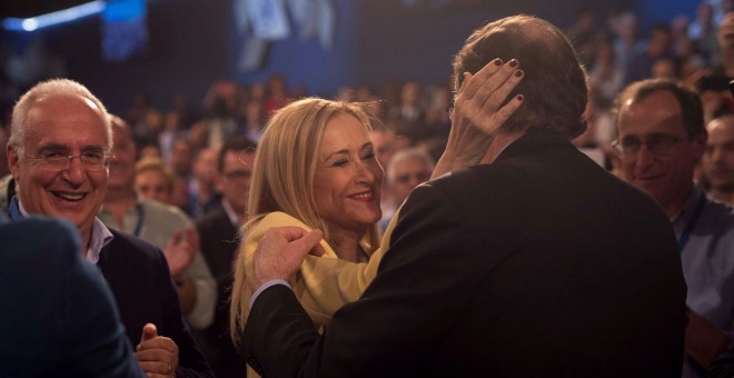 El presidente del Gobierno, Mariano Rajoy (de espaldas), saluda a la presidenta de la Comunidad de Madrid, Cristina Cifuentes, a su llegada esta tarde a la Convención Nacional del partido que se celebra este fin de semana en Sevilla. EFE/Rafa Alcaide