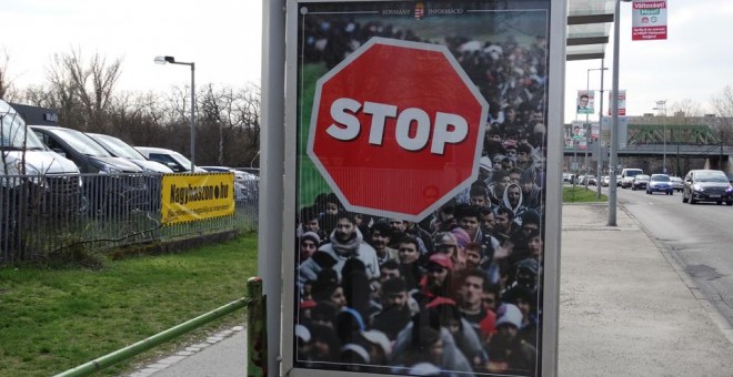 Propaganda de Fidesz, el partido de Viktor Orban, en las paradas de autobús en Budapest. CT.