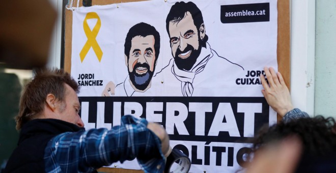 Un simpatizante de Carles Puigdemont con un cartel de apoyo a 'los Jordis' (Jordi Sánchez y Jordi Cuixart), antes de la rueda de prensa del expresident catalán en Berlín, tras su salida de una prisión alemana. REUTERS/Hannibal Hanschke