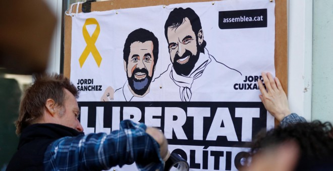 Un simpatizante de Carles Puigdemont con un cartel de apoyo a 'los Jordis' (Jordi Sánchez y Jordi Cuixart), antes de la rueda de prensa del expresident catalán en Berlín, tras su salida de una prisión alemana. REUTERS/Hannibal Hanschke