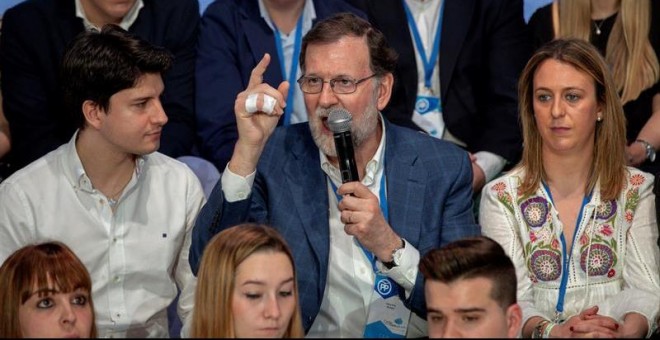 El presidente del Gobierno, Mariano Rajoy, y el presidente de Nuevas Generaciones, Diego Gago (i), en un acto con jóvenes durante la Convención Nacional del PP que se celebra hoy en Sevilla. EFE/Julio Muñoz