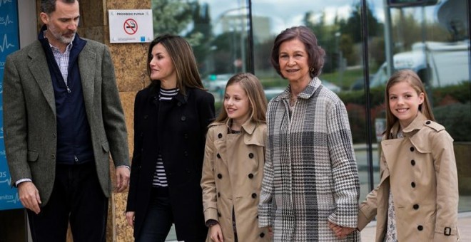 La familia real posa a la llegada al hospital donde se recupera don Juan Carlos. La reina Sofía entró de la mano de sus nietas./ EFE/Santi Donaire