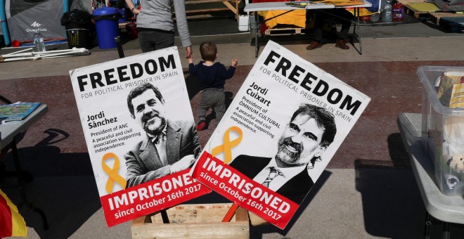 Pancartas con las fotos de los líderes de ANC, Jordi Sanchez, y de Omnium Cultural, Jordi Cuixart, en una protesta en Barcelona por el encarcelamiento de 'los Jordis'. REUTERS/Susana Vera