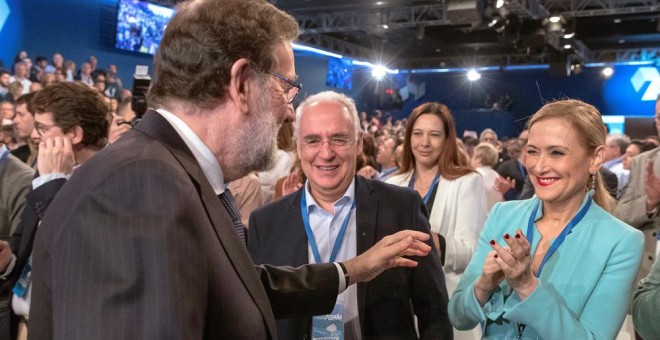El presidente del Gobierno, Mariano Rajoy, saluda a la presidenta de la Comunidad de Madrid, Cristina Cifuentes, al comienzo del acto de clausura de la Convención Nacional del PP en Sevilla. EFE/Julio Muñoz: