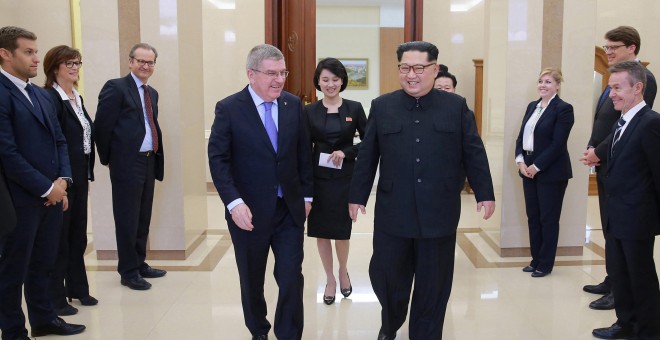 El líder norcoreano, Kim Jong Un, junto al presidente del COI, Thomas Bach, en una reunión mantenida el pasado 31 de marzo. /REUTERS