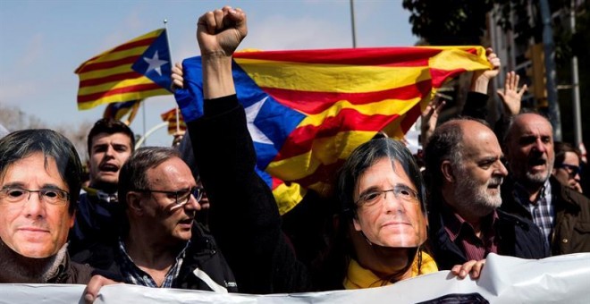 Varias decenas de manifestantes, convocados por los Comités de Defensa de la Repúiblica (CDR) protestan en las inmediaciones del Auditori de Barcelona donde el rey Felipe preside la entrega de despachos a los jueces. EFE/ Quique García