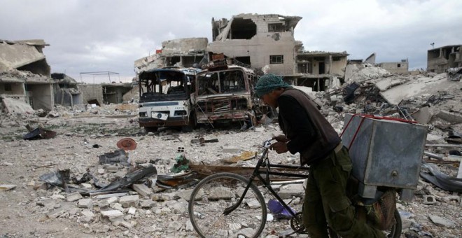 Un hombre camina por las ruinas de Duma hace unos días. REUTERS/Bassam Khabieh