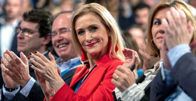 La presidenta de la Comunidad de Madrid, Cristina Cifuentes (c), aplaude durante la Convención Nacional del PP. /EFE