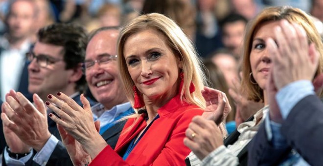 La presidenta de la Comunidad de Madrid, Cristina Cifuentes (c), aplaude durante la Convención Nacional del PP. /EFE