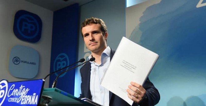 Pablo Casado durante la rueda de prensa en la que ofreció explicaciones sobre su máster. | EFE