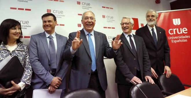 De izquierda a derecha la observadora de la Conferencia de Rectores (CRUE), Carmen Ruiz; el también observador, José Ángel Contreras; el presidente de la CRUE, Roberto Fernández; el presidente, Alejandro Tiana; y el vicepresidente, Julio Luis Martínez, du