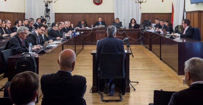 El expresidente andaluz José Antonio Griñán responde a las preguntas del fiscal en el juicio de la pieza política del caso ERE en la Audiencia de Sevilla. EFE/Raúl Caro