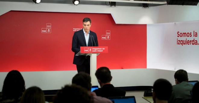 El secretario general del PSOE, Pedro Sánchez, durante la rueda de prensa que ha ofrecido posterior a la reunión de la Permanente del partido. EFE/ Luca Piergiovanni