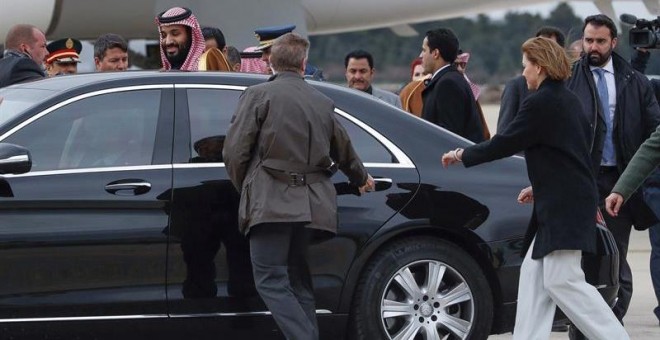 El Príncipe heredero de Arabia Saudí, Bin Salman Abdulaziz al Saud (i), a su llegada a la Base Aérea de Torrejón, Madrid, donde fue recibido por la Ministra de Defensa María Dolores de Cospedal. EFE