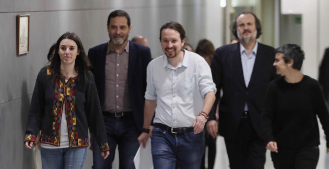 El líder de Podemos, Pablo Iglesias, junto a la portavoz de la formación en el Congreso, Irene Montero, y otros miembros del grupo parlamentario. EFE/ Fernando Alvarado