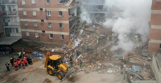 Los equipos de emergencia, en el lugar de la explosión de gas ocurrida en la calle Gaspar Arroyo de Palencia el 1 de mayo de 2007, en la que murieron nueve personas. EFE/Archivo