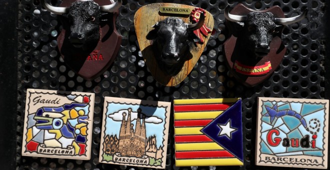 Una bandera estelada entre los objetos a la venta en una tienda de recuerdos en Barcelona. REUTERS/Susana Vera