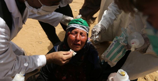 Una manifestante es atendida después de inhalar gas lacrimógeno disparado por las tropas israelíes durante la Gran Marcha del Retorno en la Franja de Gaza. Ibraheem Abu Mustafa (Reuters)