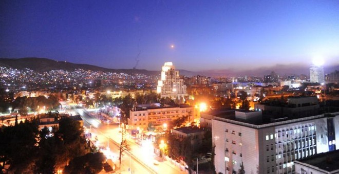 Un misil cruza el cielo de Damasco. | REUTERS