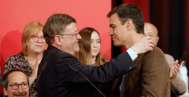 El secretario general del PSOE, Pedro Sanchez (d), junto al president de la Generalitat y secretario del PSPV, Ximo Puig (i) en un reciente acto en Alzira. (JUAN CARLOS CÁRDENAS | EFE)