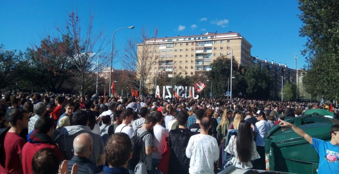 Numerosas personas apoyan, pidiendo 'Justicia' y diciendo que 'no es terrorismo' lo que ocurrió en Altsasu. / POD. PAMPLONA