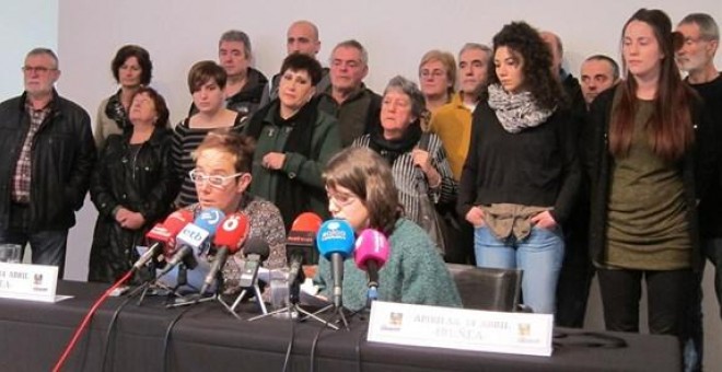 Familiares de los jóvenes de Altsasu en una rueda de prensa.- EUROPA PRESS