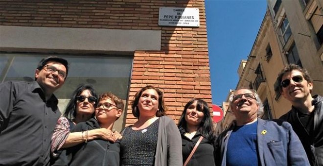 Ada Colau y personajes públicos en la inauguración de la calle Pepe Rubianes en Barcelona/EP