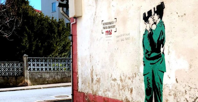 El grafiti de dos guardias civiles besándose que ha aparecido en el barrio de Canido, en Ferrol, y que estudian si puede tratarse de Banksy.