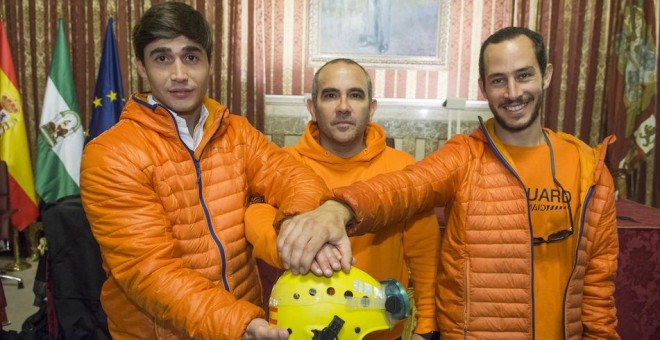 Julio Latorre, José Enrique y Manuel Blanco, los tres bomberos sevillanos de la ONG Prem Aid que serán juzgados en Grecia por tráfico de personas.- EFE