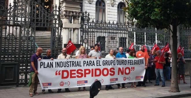 Trabajadores de Duro Felguera en una protesta ante la sede del Gobierno asturiano, en Oviedo. E.P.