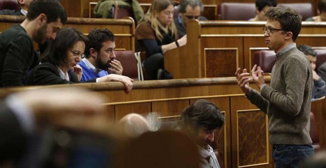 Íñigo Errejón (derecha) conversa con varios compañeros de partido durante la sesión de control al Gobierno celebrada en el Congreso el pasado 11 de abril de 2018. | (JAVIER LIZÓN | EFE)