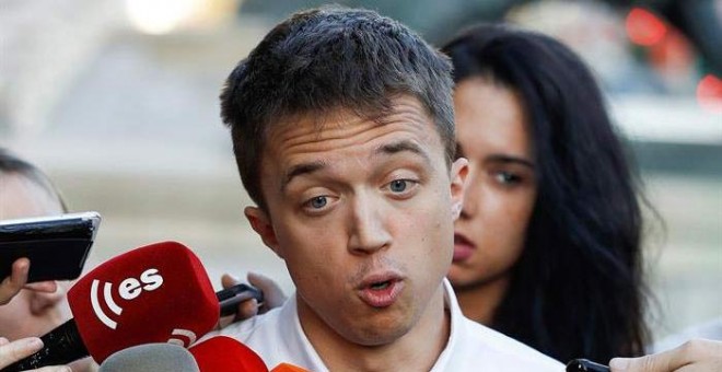 Errejón atiende a los medios en las puertas del Congreso. | (EMILIO NARANJO | EFE)