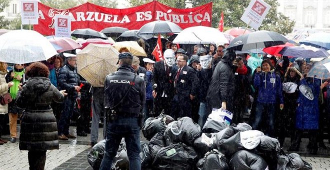 Concentración de los sindicatos y trabajadores ante el Teatro Real para protestar por el proyecto de la fusión con el Teatro de la Zarzuela.-EFE