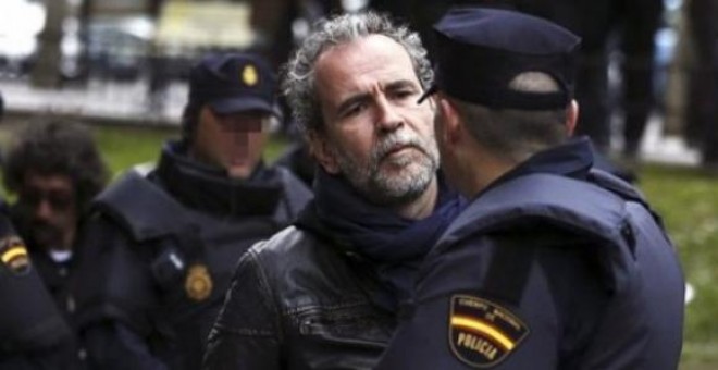 Willy Toledo, frente a agentes de la Policía Nacional - EFE