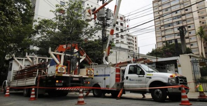 En la imagen de archivo, técnicos de Electropaulo, la compañía metropolitana de electricidad de Sao Paulo, trabajan en un poste eléctrico. REUTERS/Nacho Doce
