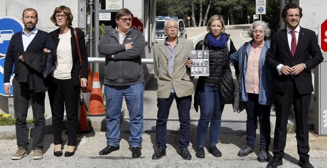 Héctor y Rosa Gil Rodríguez (1 y 2 i), nietos de Pedro Gil Calonge; Francisco Casado Blesa (c), nieto y sobrino nieto de José y Antonio Casado; Silvia Navarro (3d), de la Asociación de Familiares Pro Exhumación de los Republicanos del Valle de los Caídos;