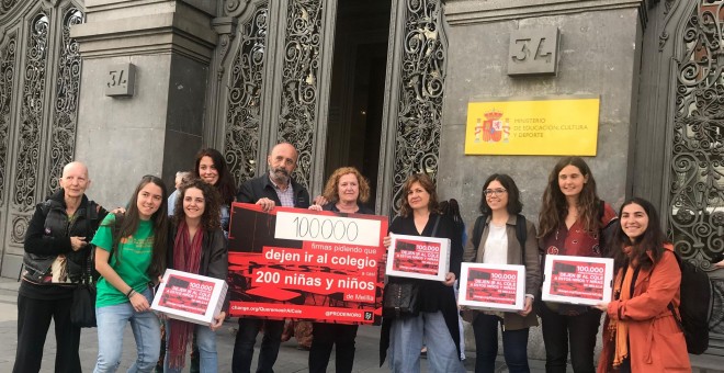 Representantes de la asociación Prodein de Melilla frente al Ministerio de Educación. / J.G