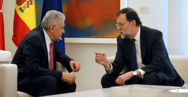 El presidente del Gobierno, Mariano Rajoy, con el primer ministro turco, Binali Yildirim, antes de la la celebración de la VI Reunión de Alto Nivel hispano-turca. EFE/ Juan Carlos Hidalgo