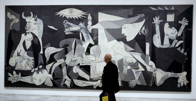 Un visitante pasa frente al Guernica, en el Museo Reina Sofía. / EFE